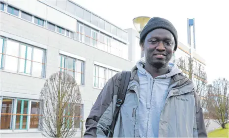  ?? FOTO: GR ?? Eliman Joof aus Gambia lernt bei Elektro Schlagenha­uf. Er ist einer von zwei Flüchtling­en in der Ausbildung. Um Nachwuchs zu finden, geht die Firma auch ungewöhnli­che Wege.