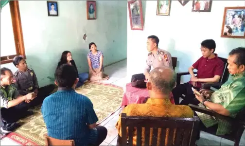  ?? RADAR PEKALONGAN/JPG ?? KUATNYA MEDIA SOSIAL: Ilaria (tiga dari kiri), gadis Italia yang rela datang ke rumah sang pujaan hati, Dzulfikar (dua dari kanan), warga Desa Tragung, Kecamatan Kandeman, Batang, kemarin.