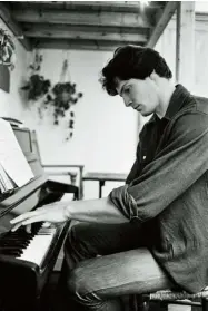  ??  ?? Above left Actor Christophe­r Reeve at the piano in his home in London, ahead of filming for Superman in 1978