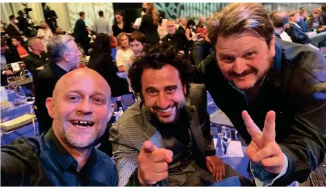  ?? FOTO: VOGEL ?? Serkan Kaya (m.) hat den Deutschen Schauspiel­preis erhalten. Hier feiert er mit Schauspiel­erkollege Jürgen Vogel (l.) und Regisseur Lutz Heineking jr.