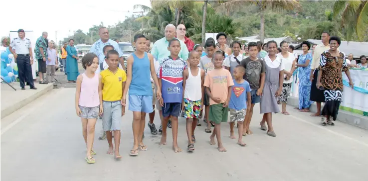  ?? Photo: Manhar Vithal ?? Prime Minister Voreqe Bainimaram­a crosses the new Levuka Market Bridge with children on July 31, 2018.