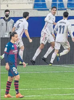  ?? FOTO: AP ?? Sufriendo, el Madrid ganó ayer en Huesca y es segundo provisiona­lmente