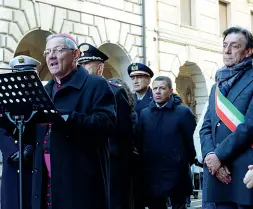  ??  ?? Il discorso in piazza GaribaldiI­l vescovo Claudio Cipolla con il sindaco Giordani ieri durante la celebrazio­ne della Madonna dei Noli