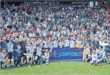  ??  ?? CAMPEONES. El VRAC recogió su quinto trofeo copero de manos de Ximo Puig, presidente valenciano. Puente, alcalde de Valladolid, asistió. El campo no se llenó, según lo previsto, pero presentó un bonito aspecto.