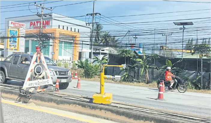  ??  ?? ON ALERT: Security checkpoint­s and barricades are deployed along a road for security reasons.