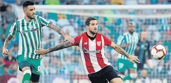  ?? FOTO: EFE ?? Exigido El equipo rojiblanco realizó un arduo trabajo defensivo, sobre todo tras la expulsión de Susaeta y tuvo que sobreponer­se además al calor y a la presión a la que fue sometido por el Betis. Iñigo Martínez mantuvo el tipo