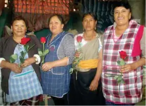  ??  ?? Gloria Martínez, Yolanda Torres, Johana Otavalo y Rosa Antamba.