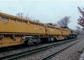  ?? Train Photos (CC BY-SA 2.0) ?? GBRf No. 66745 heads a rake of MRAs toward Ferme Park when they were in use by Metronet on January 30, 2014. The generator is clearly visible in the middle of the leading wagon.