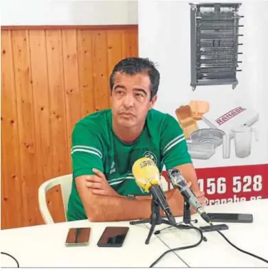  ??  ?? José Manuel Pérez Herrera, en una rueda de prensa del Xerez DFC.