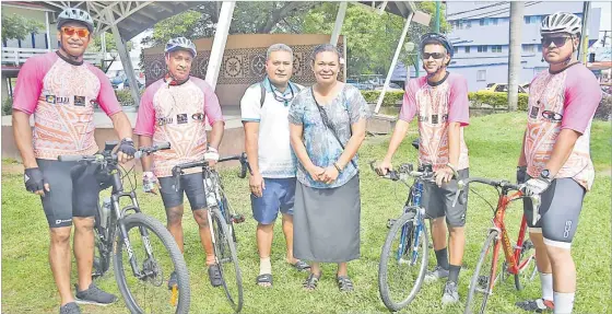  ?? Picture: REINAL CHAND ?? Cyclists Steven Andrews (left), Percy Navolo, Chris Pesamino (dad), Ann Pesamino (mum), Kaleb Fisher and Anthony Navolo pose for a photo in Nadi before the start of Cycle for Cancer in aid of Christian Pesamino.
