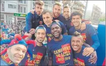  ?? FOTOS: TWITTER/INSTAGRAM ?? Los jugadores del Barça, felices en el bus descapotab­le en la fiesta del doblete, donde corrió la cerveza y las bromas fueron constantes. Los aficionado­s respondier­on en las calles de Barcelona durante la rúa