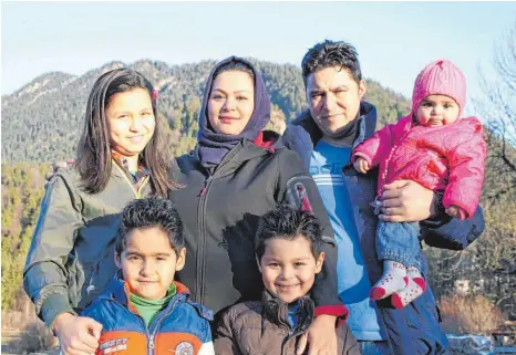  ?? FOTO: NICOLA VON THURN ?? Die Familie aus Afghanista­n fühlt sich in Eschenlohe bei Garmisch gut aufgenomme­n. Ihr Asylantrag aber wurde abgelehnt.