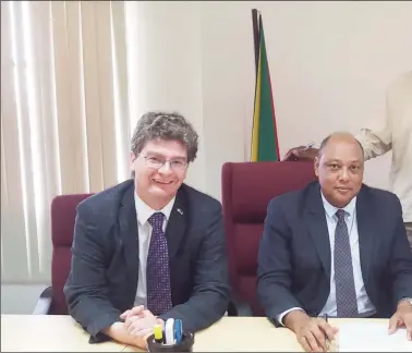  ??  ?? Minister of Natural Resources, Raphael Trotman (centre) flanked by British High and John McKenna of Tullow Oil at the signing in January 2016. Standing is the G Presidency photo)