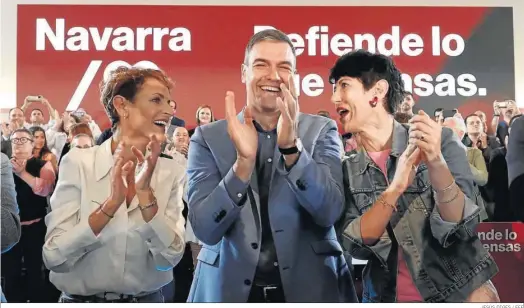  ?? JESÚS DIGES / EFE ?? Sánchez participa en un acto junto a la presidenta navarra y candidata a la reelección, María Chivite (izq.), y la candidata a la Alcaldía de Pamplona, Elma Saiz.