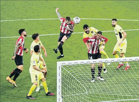  ?? VINCENT WEST / REUTERS ?? L’Athletic es va imposar amb aquesta poderosa rematada de cap del central Iñigo Martínez