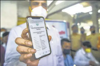  ?? PTI FILE ?? Additional BMC commission­er Suresh Kakani shows a verified final vaccinatio­n certificat­e of a passenger, at Dadar railway station.