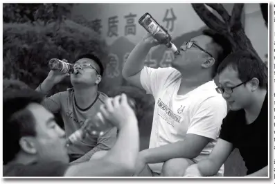  ?? Photo: VCG ?? A group of university students drink before graduation on a university campus in Changchun, Northeast China’s Jilin Province.