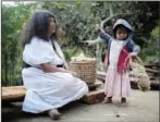  ?? ?? Juana, a 65-year old Arhuaco Indigenous woman, teaches weaving to a young girl Jan. 17 in Nabusimake.