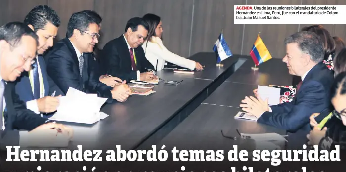  ??  ?? AGENDA. Una de las reuniones bilaterale­s del presidente Hernández en Lima, Perú, fue con el mandatario de Colombia, Juan Manuel Santos.