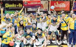  ?? (Photo from Chooks-to-Go Pilipinas) ?? Players, coaches and officials of Jumbo Plastic-Basilan whoop it up after sweeping KCS-Mandaue to win the Pilipinas VisMin Super Cup title in Pagadian City, Zamboanga del Sur.