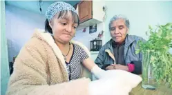  ??  ?? Juana, su madre, se dedica de tiempo completo a cuidar la salud de la mujer.