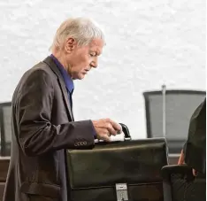  ?? Foto: Marijan Murat, dpa ?? Heute entscheide­t sich vor dem Landgerich­t in Stuttgart, ob der einstige Drogerie König Anton Schlecker in Haft muss.