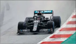  ??  ?? Lewis Hamilton, 'poleman' en Spielberg, al volante del Mercedes W11.