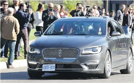  ?? JULIE OLIVER ?? David van Geyn, right, from Blackberry QNX, holds up his hands to demonstrat­e the driverless car test, with Ottawa Mayor Jim Watson, left, and others joining the ride Thursday in suburban Ottawa. It was touted as the first street test of an autonomous...