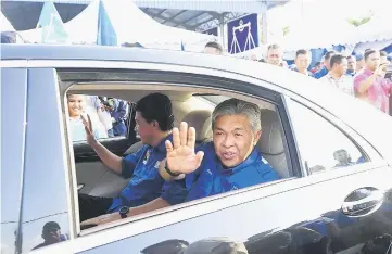  ?? — Bernama photo ?? Ahmad Zahid waves to the crowd at the meet-the-people session in Seremban. With him is Negeri Sembilan Menteri Besar Datuk Seri Mohamad Hasan.