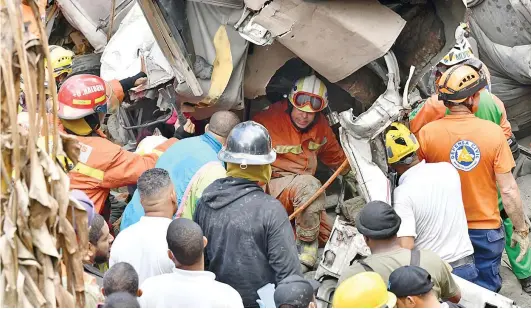  ?? DANNY POLANCO ?? Socorrista­s en labores de búsqueda y rescate tras accidente vial en San Cristóbal.