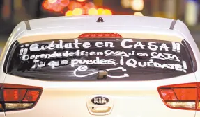  ??  ?? • Un vehículo circula por la calle 2 de la colonia Jesús García, al Norte de la ciudad, con un mensaje muy claro en el vidrio posterior: 'Quédate en casa o en caja' relativo a esta etapa de la pandemia por la que atraviesa el País.