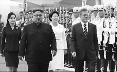  ??  ?? South Korean President Moon Jae-in (R) and top leader of the Democratic People’s Republic of Korea (DPRK) Kim Jong Un (L).