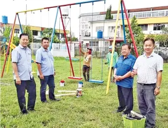  ??  ?? FRANCIS kinouvang di David om Lau ontok minoi intong kalaja ngavi mongumbasi do koizonon pomuhamina­n dazanak ngavi id Taman Baginda, Kepayan.