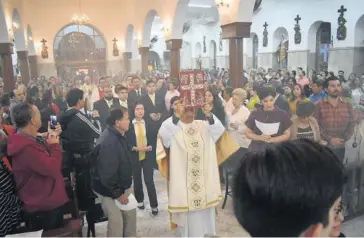  ?? ARMANDO TALAVERA ?? &gt; Cientos de feligreses asistieron a la primera misa del Sitio de Jericó.