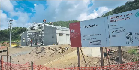  ?? FOTOS: LUIS LEMUS Y CORTESÍA ?? EDIFICIO. La nueva estación bomberil se construye a orillas de la CA-13, en la entrada a la ciudad de Trujillo.