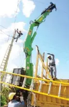  ??  ?? Los eléctricos disponen de los medios que exigen los difíciles trabajos. | fotos: Ángel Chimeno Pérez