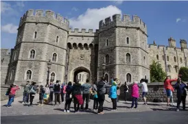  ??  ?? Turistgrup­perna kring Windsor Castle är vanligen många – på lördag väntas 100000 besökare ta sig till området för att få se en skymt av brudparet.