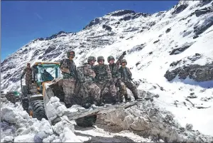  ?? LIU JUN / FOR
CHINA DAILY; ?? on April 19, 2019, at a border defense area in Tibet, the guards use bulldozers to open the way to ensure the smooth completion of their patrol.