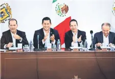  ??  ?? El gobernador de Querétaro, Francisco Domínguez Servién (segundo de derecha a izquierda) participó en la firma del Acuerdo de San Miguel.