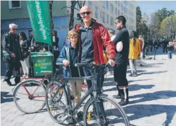  ?? FOTO: LEIF OLDENBURG ?? BUDAT. Martin Orrmo la högsta budet och cykeln för 2 700 kronor var hans. ”Det är en bra cykel och så går ju pengarna till en god sak”, sa Martin och fick medhåll av sonen Adam.