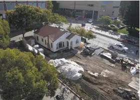  ?? Nathaniel Y. Downes / The Chronicle ?? House movers prepare to transport an 81-year-old house located near the expanding UCSF Benioff Children’s Hospital Oakland to a lot a block away.