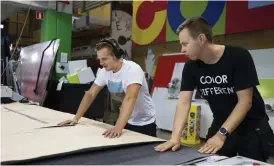  ?? FOTO: TIMO KARI ?? Eero Toivonen och Markus Kiiski förbereder för att trycka ut grafik på kartong.