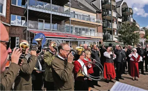  ?? RP-FOTO: MARKUS VAN OFFERN ?? Rund 90 Jagdhornbl­äser und -bläserinne­n waren am Sonntag an die Rheinprome­nade gekommen.