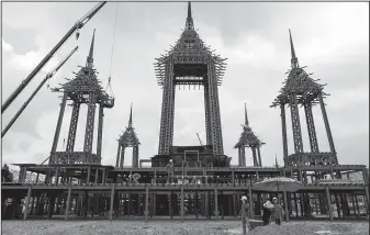  ?? The New York Times/AMANDA MUSTARD ?? Constructi­on of the 165-foot-high royal pyre in Sanam Luang, Thailand, for King Bhumibol Adulyadejs’ cremation has been ongoing in preparatio­n for his funeral in October. “We believe that the king is a god from heaven,” said Tongthong Chandransu, a...