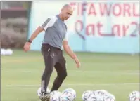  ?? (AFP) ?? Belgium’s Spanish coach Roberto Martinez takes a training session at the Salwa Training Site on Wednesday.