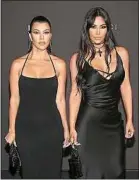  ??  ?? Kourtney et Kim (à dr.) Kardashian, le 3 novembre à Los Angeles.