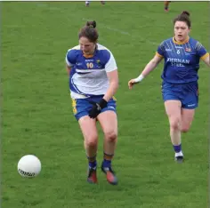  ??  ?? Wicklow’s Jackie Kinch prepares to gather as Longford’s Eimear O’Brien closes in to tackle in Pearse Park.