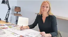  ?? FOTO: ELENA ERBRICH ?? Greta Hoffschult­e aus Münster will „Retail Design“in Düsseldorf studieren. Deshalb besucht sie den Mappenkurs in Bochum.