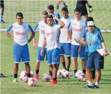  ?? /IMAGO7 ?? La selección mexicana, líder con 10 puntos, Jorge Luis Pinto (der.) da indicacion­es en la práctica que sostiene Honduras en Cuernavaca, México.