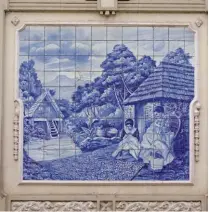  ??  ?? LES AZULEJOS racontent le passé de l’île, comme ici dans l’ancienne caserne près du fort de São Tiago, à Funchal.